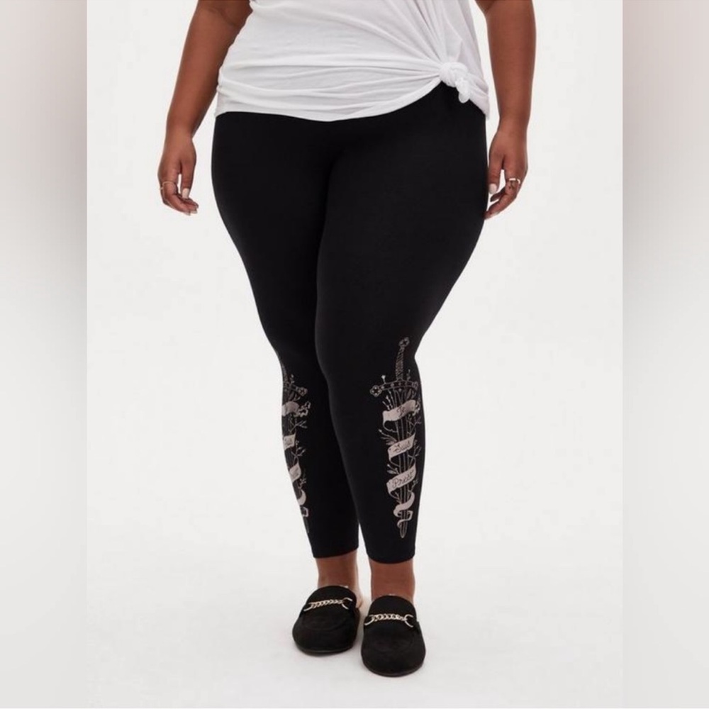 Torrid Outlander Exclusive Fraser Sword‎ Crop Leggings Size 3X Capris Plus Size